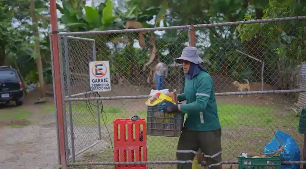 José Lorenzo Chavarría es un vecino de Esparza que está viviendo una alegría tremenda. Luego de pasar 19 años debiendo el bachillerato, al fin logró obtener el título y ahora sueña con más.