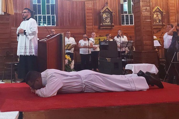 el diácono es un colaborador VIP del obispo, llamado a servir en la Iglesia con humildad y entrega.