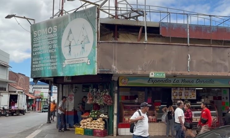Nos fuimos al Mercado Borbón y encontramos en la soda La Bendición el casado a mil colones, también encontramos en el Mercado Central de San José, el casado más caro.