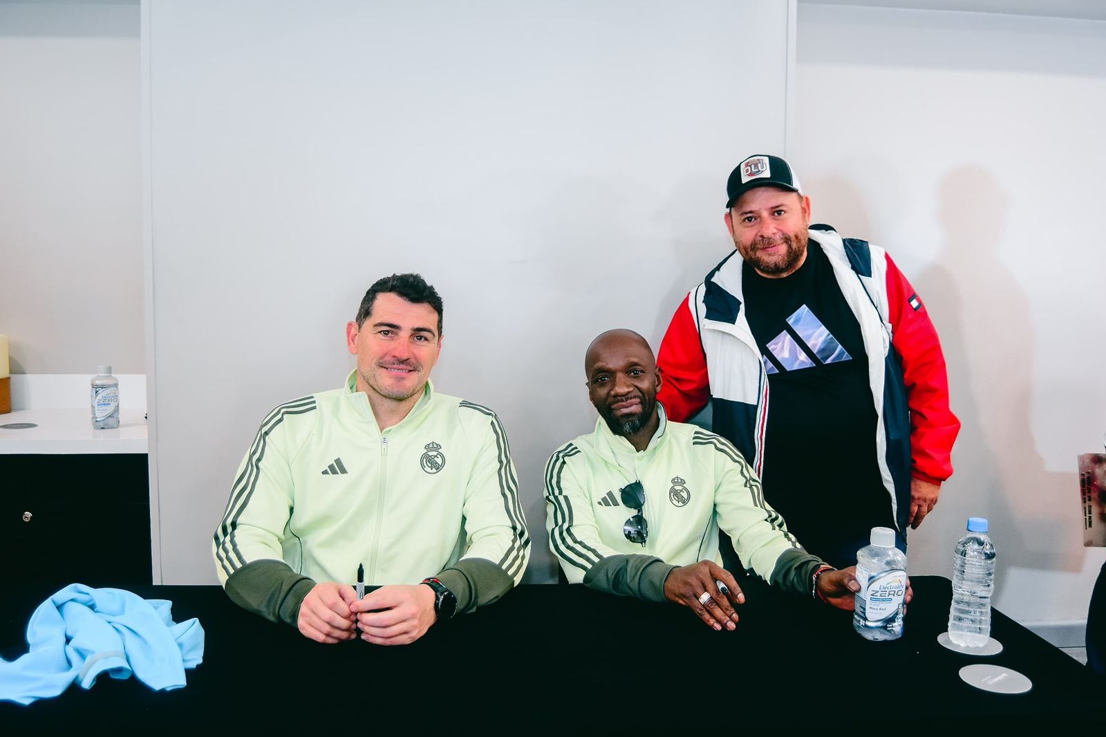 Mario Pizarro, aficionado al fútbol que colecciona más de 50 firmas de jugadores