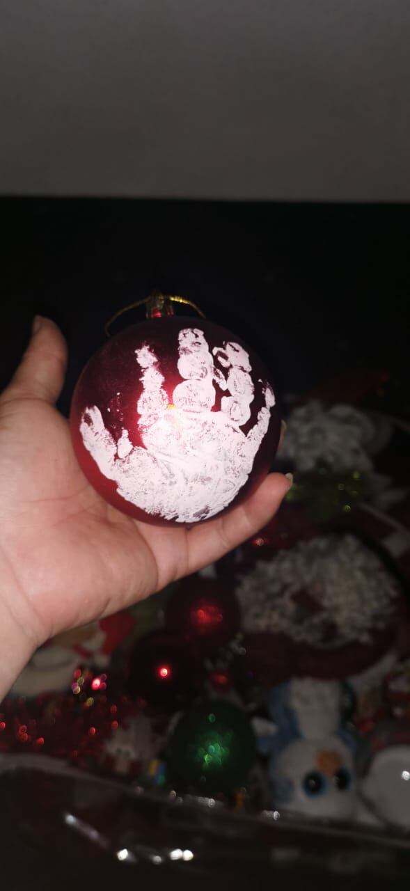 Laura Barrientos, quien tiene 37 años, 3 hijos y es de Lagunilla de Heredia. “Yo comencé a adornar antitos del 15 de setiembre y lo hice porque si bien siempre en casa hemos amado la navidad. Laura Barrientos, quien tiene 37 años, 3 hijos y es de Lagunilla de Heredia. “Yo comencé a adornar antitos del 15 de setiembre y lo hice porque si bien siempre en casa hemos amado la navidad. En la foto con su hija Luciana de 6 años.