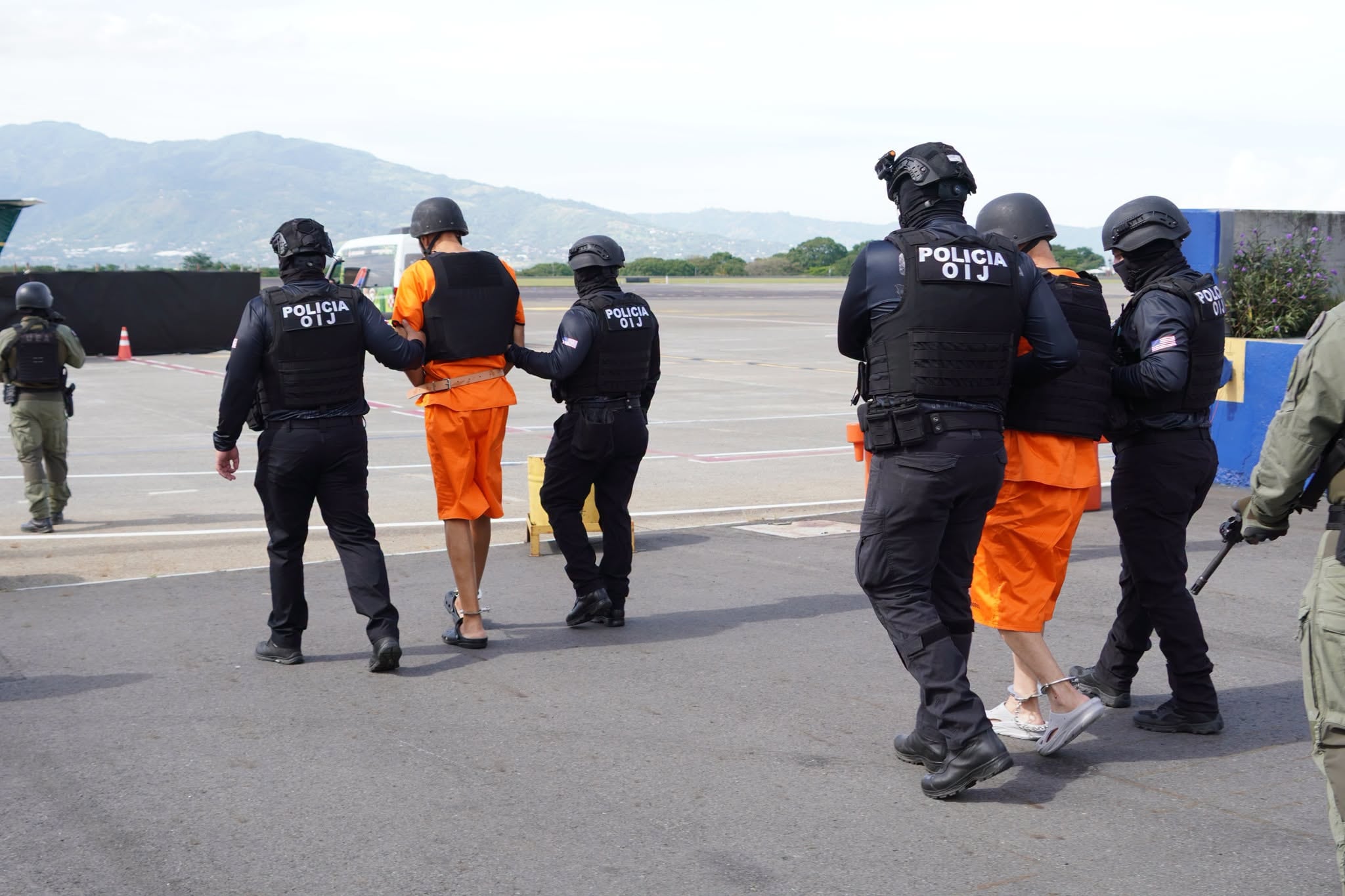 Gilbert Bell Fernández, alias Macho Coca, y Gabriel Lozano Bonilla, conocido como Compadre, extraditados a Estados Unidos, el jueves 13 de agosto del 2026. Foto: Ministerio Público