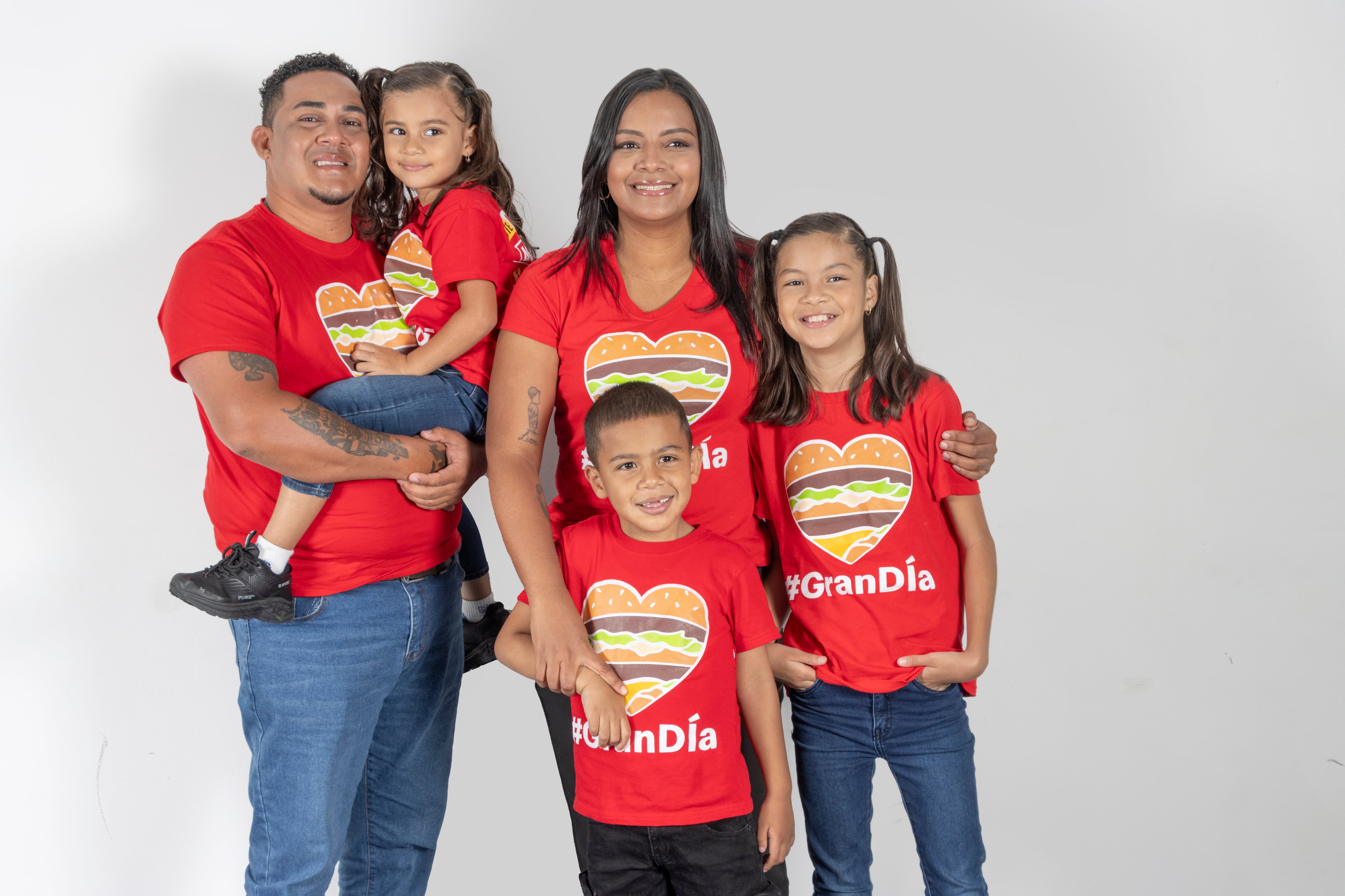 Gran Día, la jornada solidaria de McDonald’s que entrega el 100% de las ventas de Big Mac a ambas entidades, en 2024, logró recaudar 185 millones de colones, para que puedan continuar con el desarrollo de sus proyectos en beneficio de niños, familias y jóvenes en condición de vulnerabilidad. En la foto, doña Mailyn Medrano y su esposo don Leonardo Mora. En la foto, doña Mailyn Medrano y su esposo don Leonardo Mora y sus hijos: Lian, Daylin (de pie) y Aleah