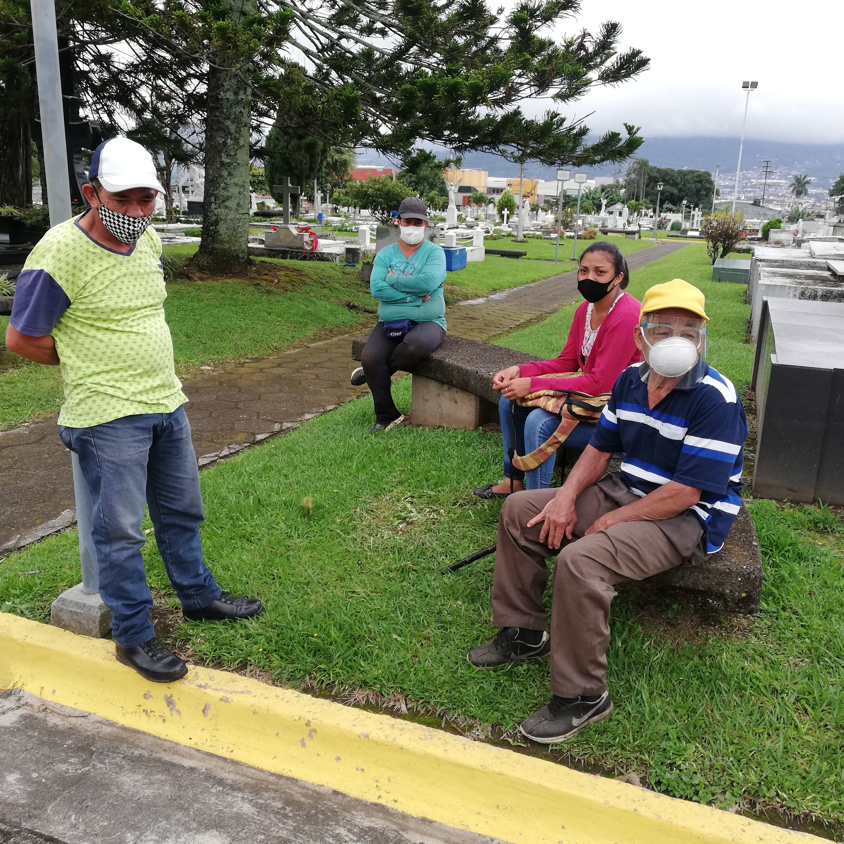 Don Vicente Alvizú, quien tiene 72 años, don Javier Ortega, Milagro García y Vanessa Sandí, quienes tienen más de 15 años de pulsearla bonito todos los días en el cementerio general