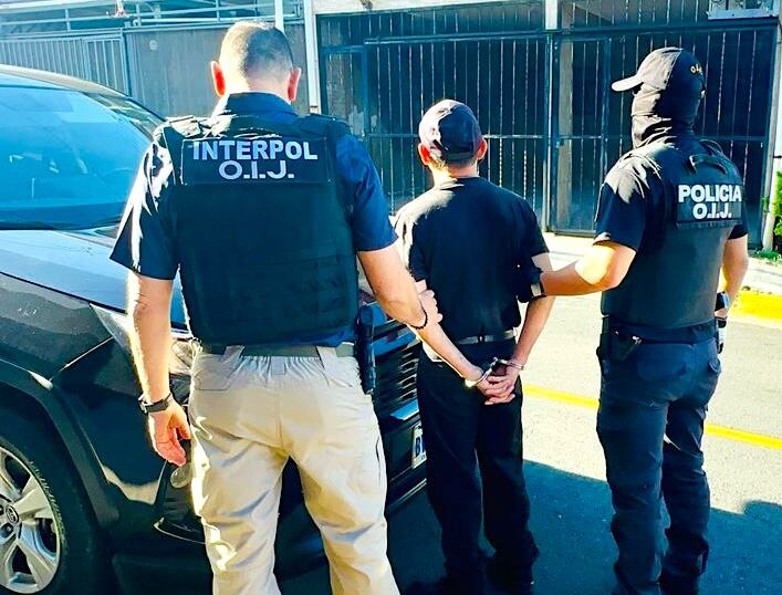 Con el hombre de 35 años detenido como sospechoso, las autoridades también lograron el decomiso de evidencia relevante para la investigación. Fotografía: