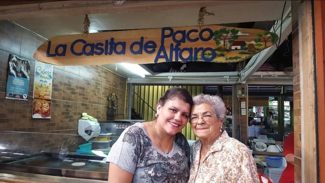Carolina Alfaro (a la izquierda) es la actual administradora de la soda Paco Alfaro, que era de sus abuelitos.