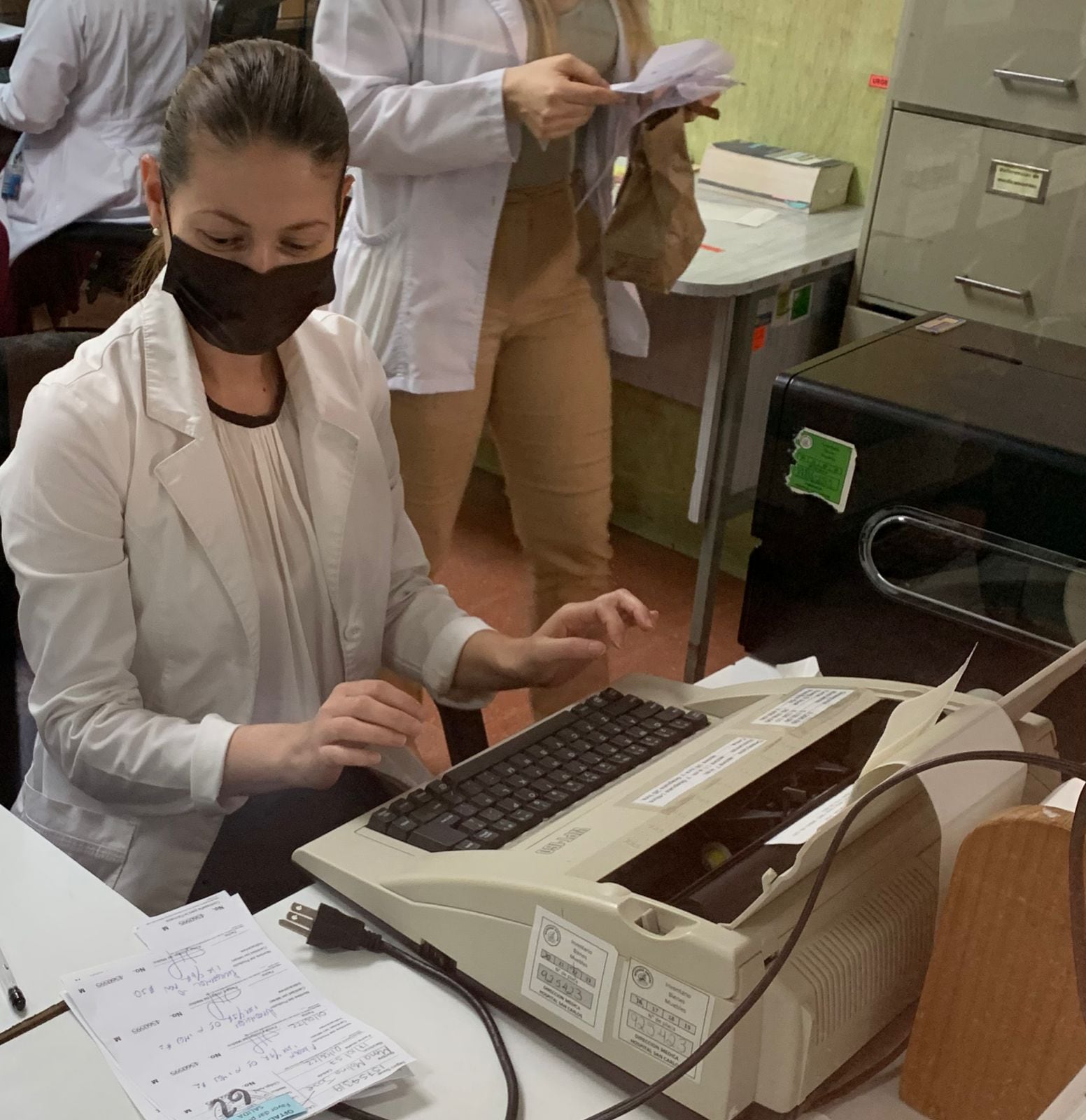 En el Hospital de San Carlos, debido al hackeo que sufrió la CCSS, en la farmacia se buscaron cuatro máquinas de escribir para poder hacer las etiquetas de las medicinas. En la foto, la farmacéutica Alejandra Montes de Oca Vásquez.