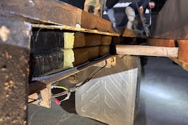 OIJ de Liberia encuentra carro en Bagaces que ocultaba este montón de kilos de cocaína