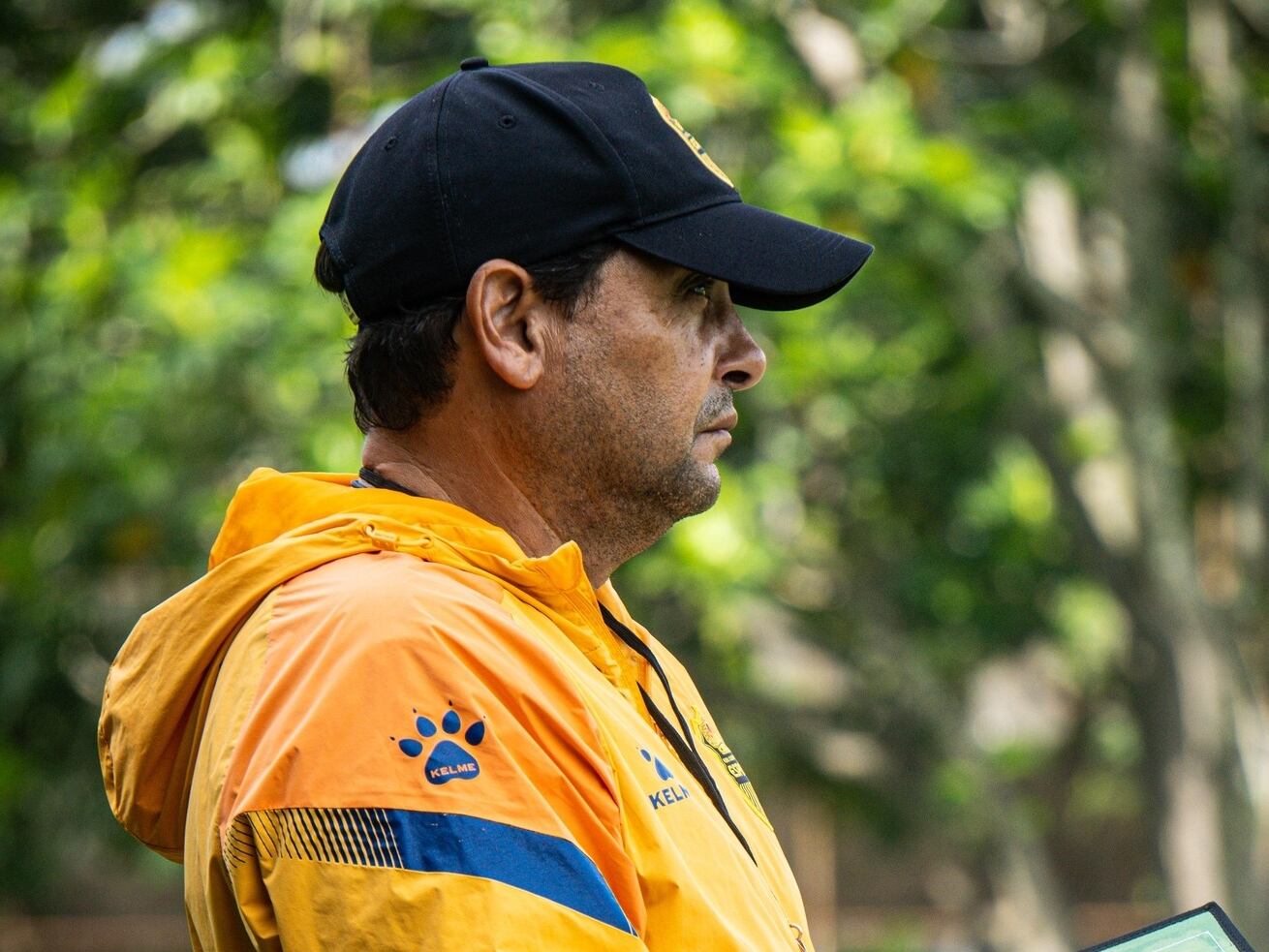 Jeaustin Campos apunta instrucciones en un entrenamiento del Real España. Fotografía: Real España