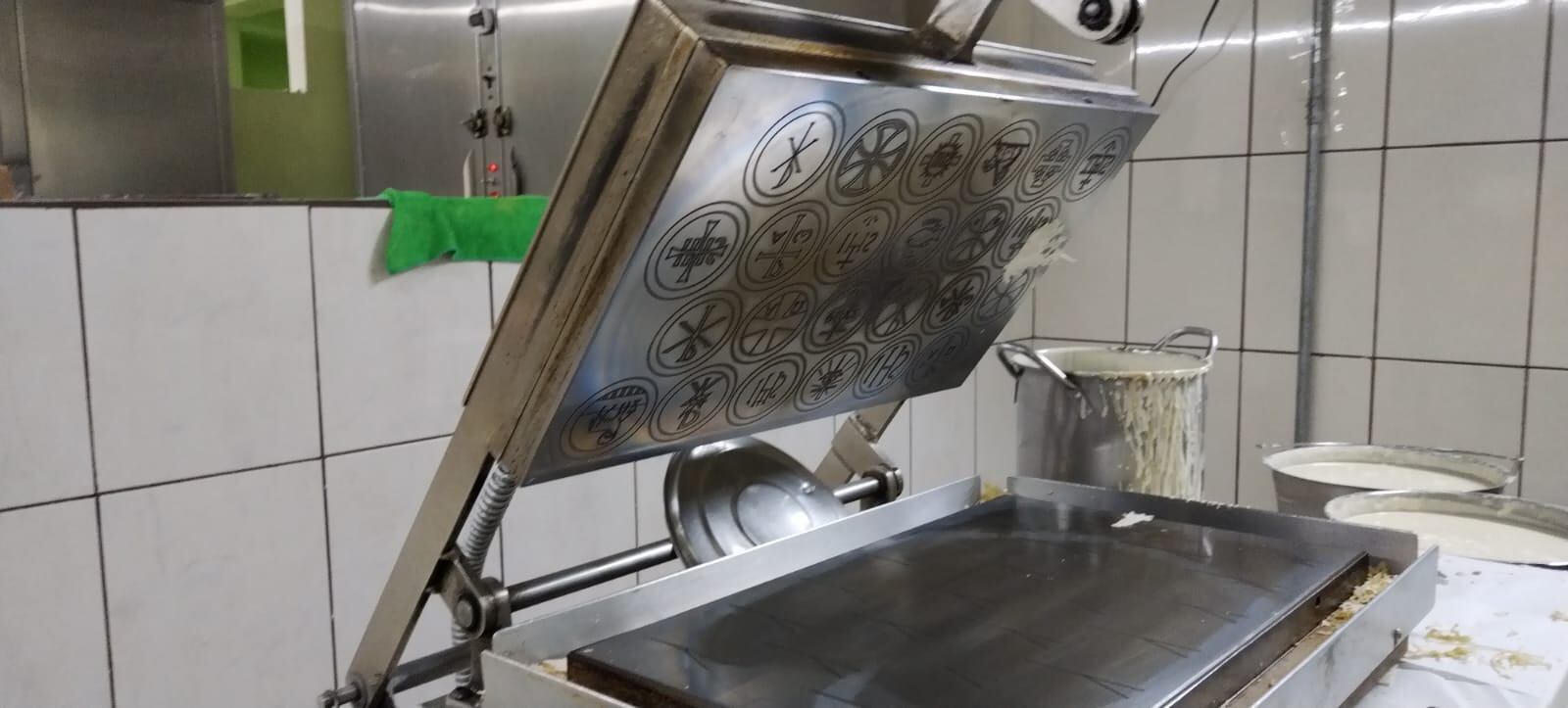 El pasado martes 28 de marzo, como a las 11 de la mañana, el tallercito de hostias de la Conferencia Episcopal nos abrió sus puertas para que pudiéramos compartir con ellos justo en una época cargaditica de trabajo, los días antes de Semana Santa