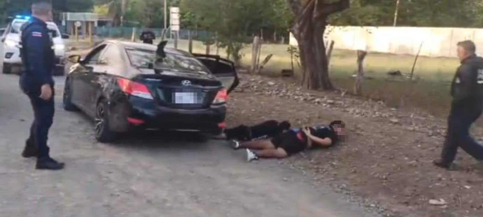 Los sospechosos fueron detenidos cuando viajaban en este vehículo.