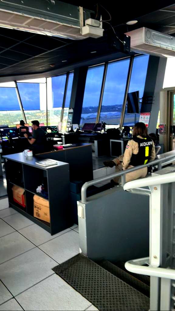 Denuncian la presencia de policías de Vigilancia Aérea en la torre de control del aeropuerto Juan Santamaría, tras anuncio de posible huelga.