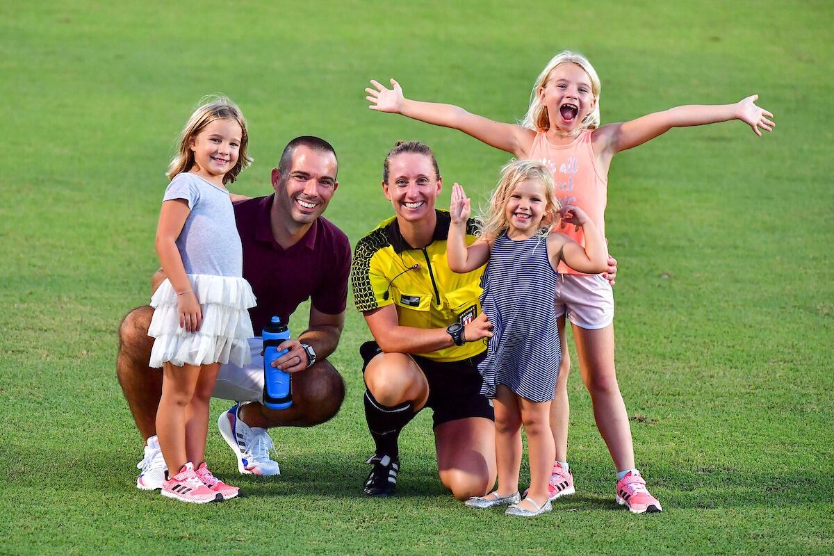 Chris y Tori Penso, árbitros y sus hijas