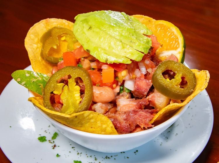 El Estadio se ha convertido en parada obligatoria para los brumosos gracias a su delicioso chifrijo con costilla de cerdo.