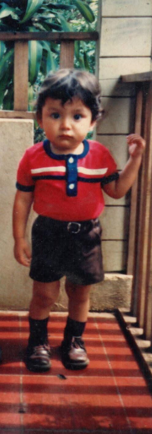 En Palmares de Alajuela hay una zona alejada, muy rural, que se llama Candelaria, pues de ahí es el actual viceministro de Educación, José Leonardo Sánchez Hernández, quien es un orgulloso campesino y en sus mejores momentos, estando en el colegio, llegó a cogerse hasta 45 cajuelas de café en un solo día