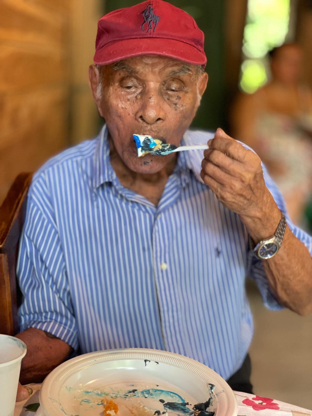 José Flores Flores nació el 11 de julio de 1907 en el cantón de Cañas, Guanacaste y al celebrar su cumpleaños 117 se mostró puras Tejas, está súper entero y lúcido