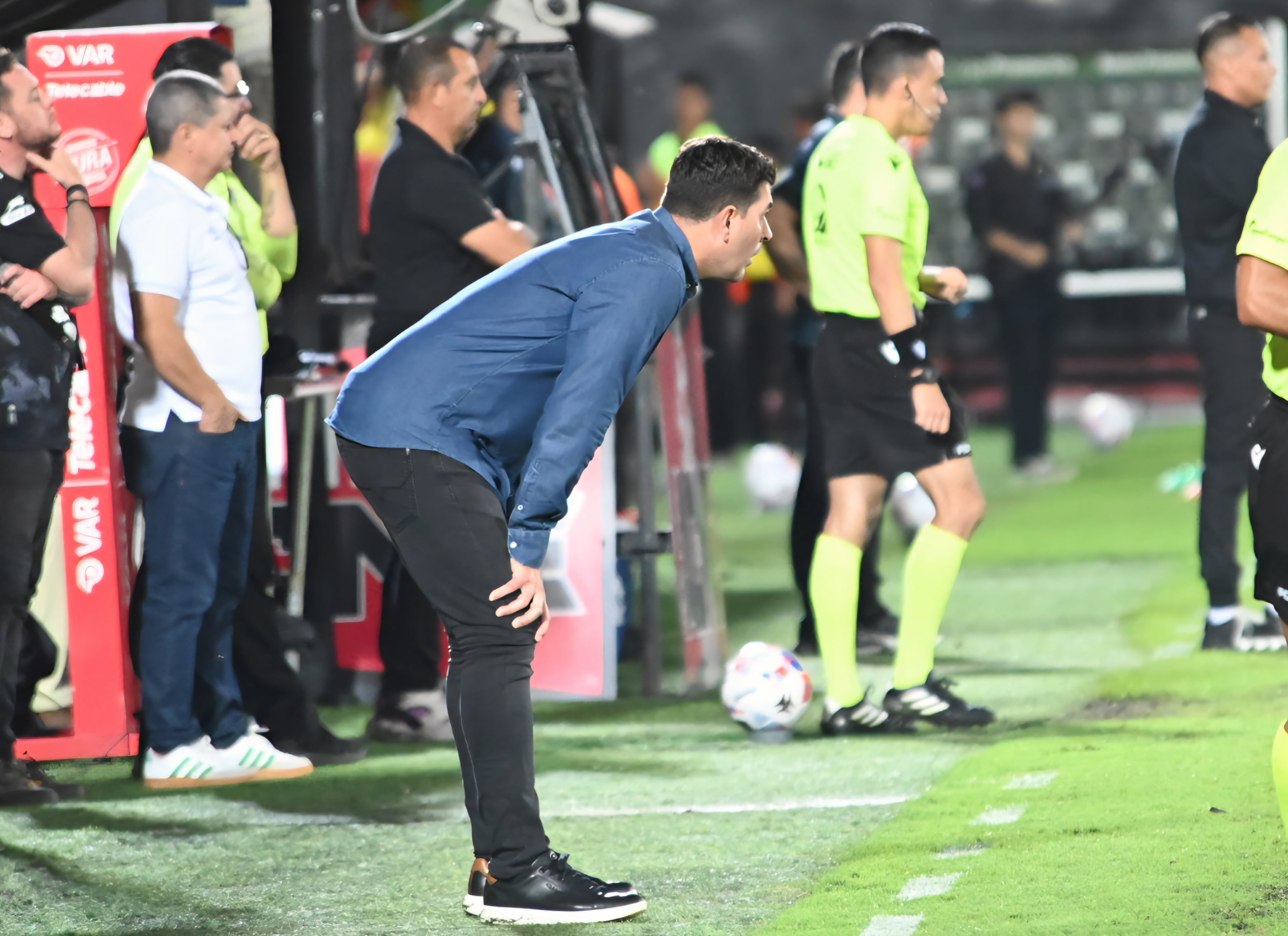 23 de agosto de 2026. Estadio Alejandro Morera Soto. 18:00 hrs. La Liga Deportiva Alajuelense juega contra la Asociación Deportiva San Carlos en partido correspondiente a la jornada 5 del Torneo de Apertura de la Liga Promérica. Otro dato relevante del juego es el retiro oficial del delantero Jonathan McDonald del fútbol. En la foto: Ismael Rescalvo técnico de la liga y Walter Centeno de San Carlos. Retiro del jugador Jonathan Mcdonald. Jugadas relevantes del partido. Foto: Albert Marin