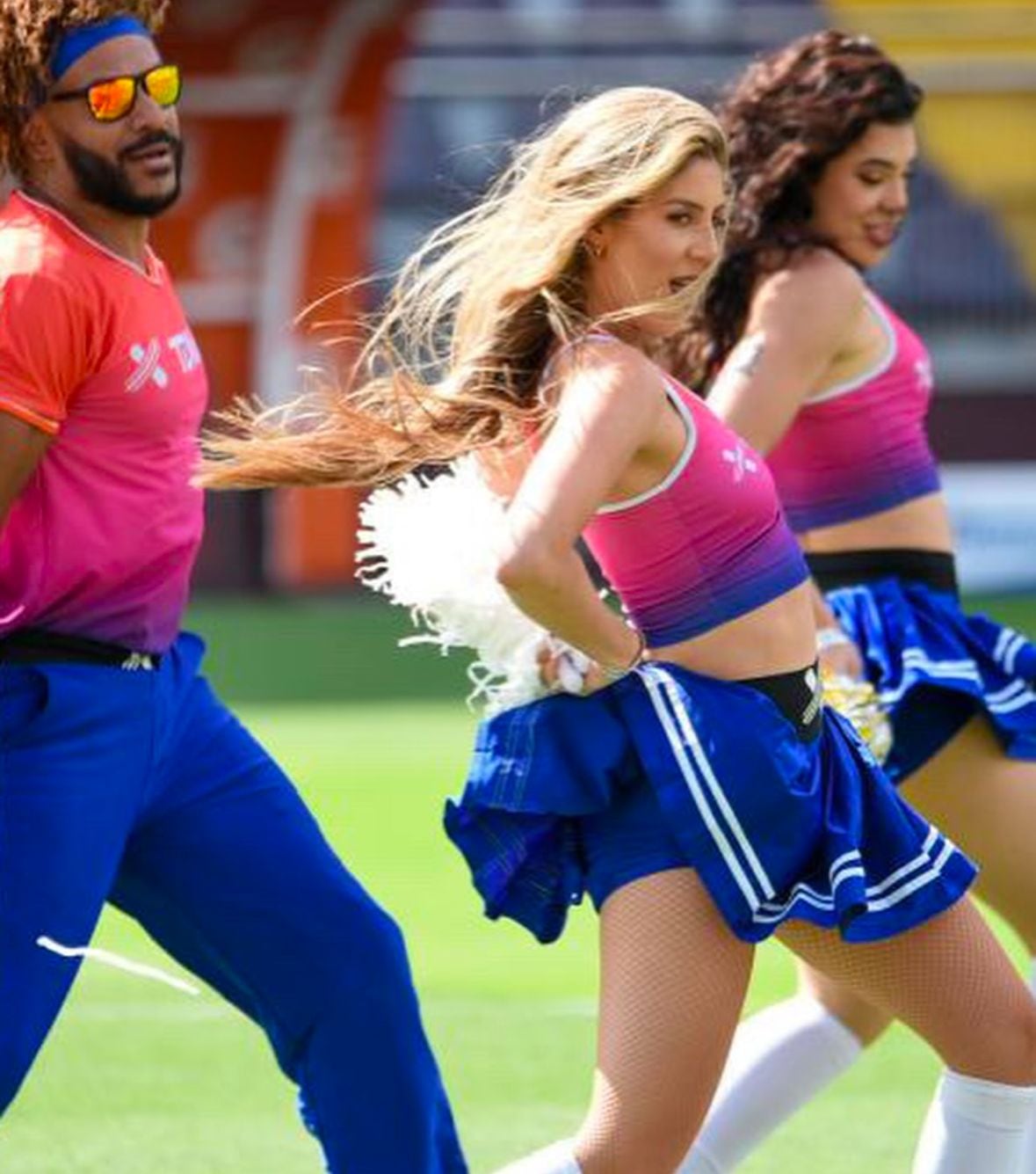 Mimi Ortiz y bailarín tico