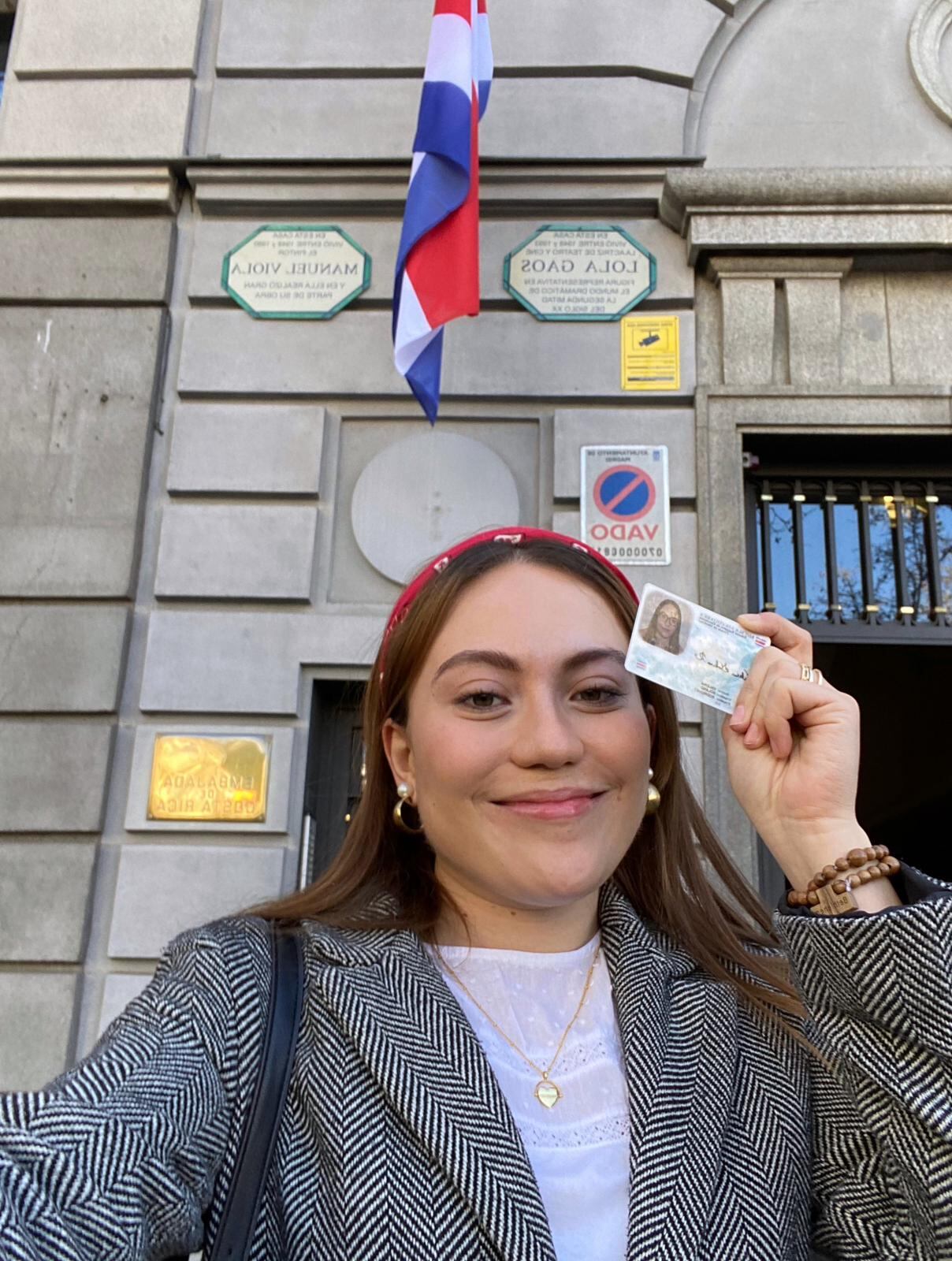 Valeria Solano Rodríguez nació en el barrio San José Sur de Atenas (Alajuela), fue a la escuela Barrio Jesús y al Colegio Bilingüe de Palmares. En el 2018 se fue para España a estudiar periodismo y ya no regresó más porque ahí le fue apareciendo trabajito una vez se graduó de periodismo