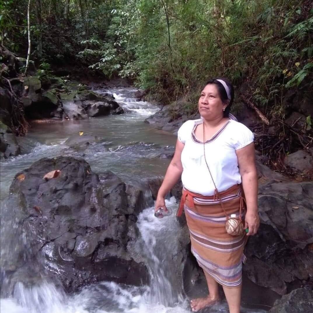 Higinia González Maroto, de 58 años, bordadora desde niña, fue la encargada de crear una estola sacerdotal completamente hecha a mano que llegó nada más y nada menos que a manos del papa Francisco