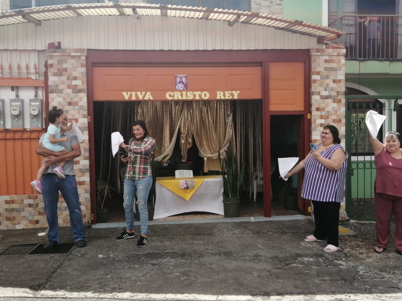 La celebración 92 a Cristo Rey, en la Parroquia San Isidro Labrador de Heredia, estuvo marcada por la pandemia y pese a que no se realizó con las alfombras de flores de toda la vida, sí se vivió con misma devoción y fe, en la cual la comunidad, en su mayoría, pide protección contra el covid-19