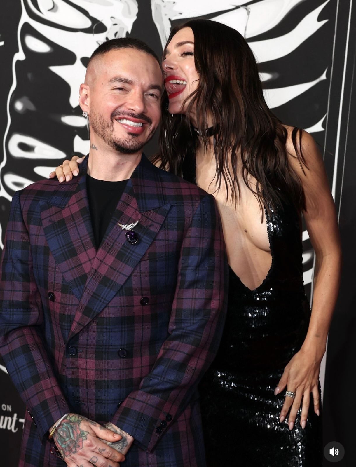La modelo Valentina Ferrer junto a JBalvin y su hijo en común Río.