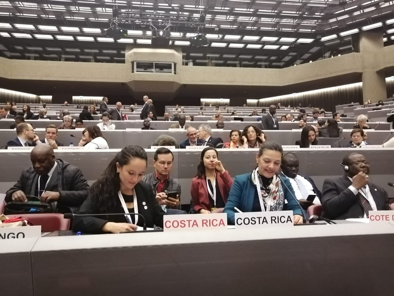 Dyanne Marenco González, cruzrojista voluintaria desde los 15 años, es la primera mujer, en los 136 años que tiene de existir en Costa Rica la Cruz Roja, que es nombrada presidenta de la institución. En la foto con doña Betty Trejos Guerrero, la abuelita quien también es voluntaria