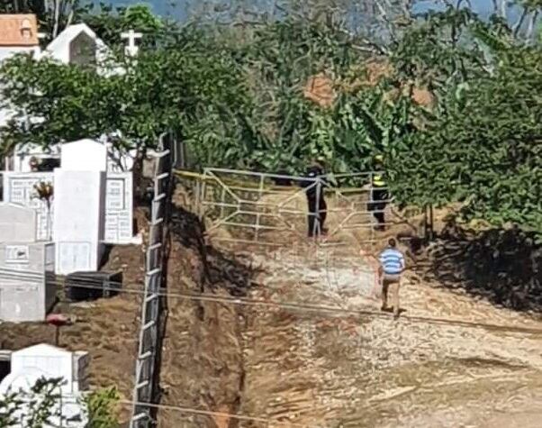 Hallan cuerpo calcinado en San Vito de Coto Brus. Foto Alfonso Quesada.