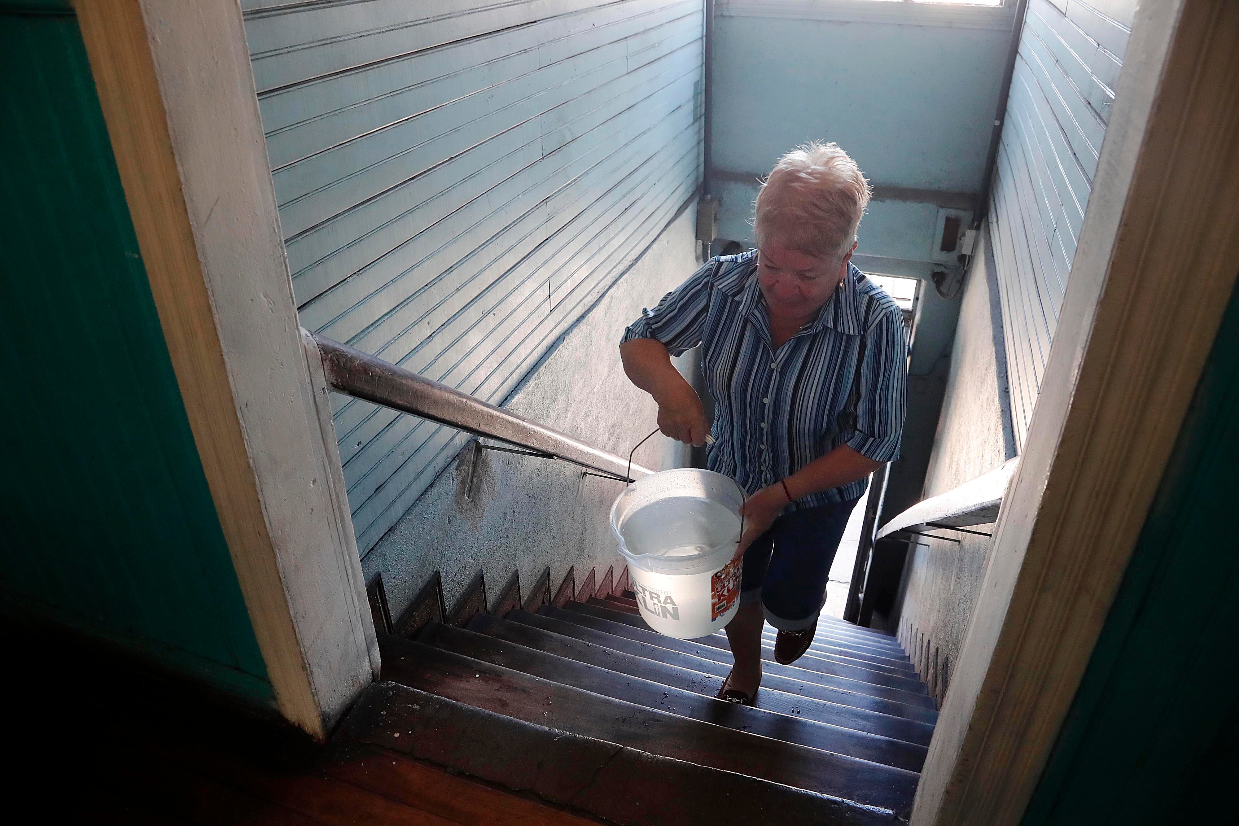 0/01/2024 Cinco Esquinas de Tibás, barrio San Gabriel Sur. Un camión cisterna contratado por Acueductos y Alcantarillados (AyA) repartió agua potable este martes por la mañana. Hombres, mujeres y niños de todas las edades se acercaron botellas, bidones, tarros y ollas para recoger agua ante la crisis que se vive por la contaminación del líquido con algún hidrocarburo hasta ahora desconocido. Foto: Rafael Pacheco Granados