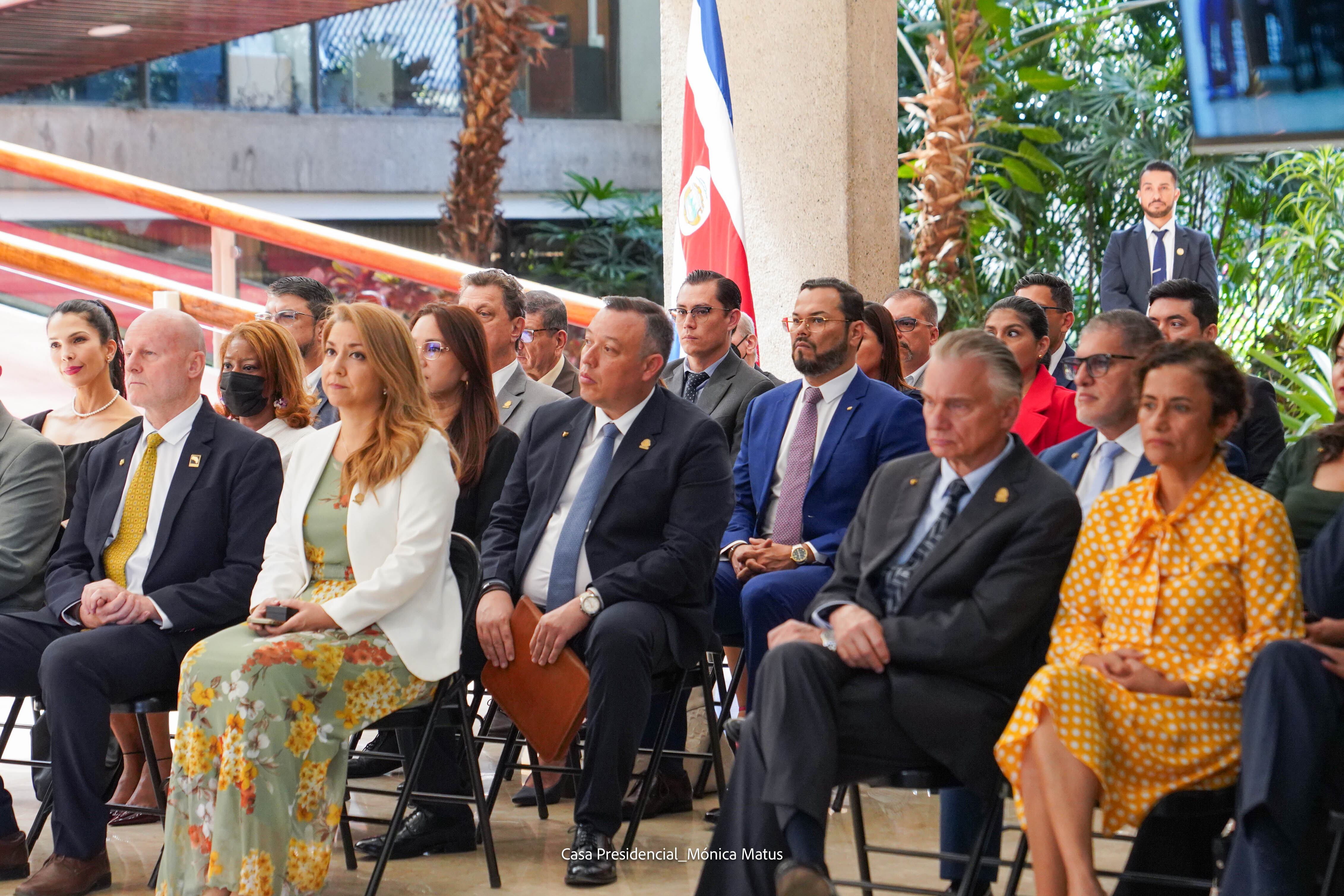 Renuncias de varios ministros y presidente del Inder.