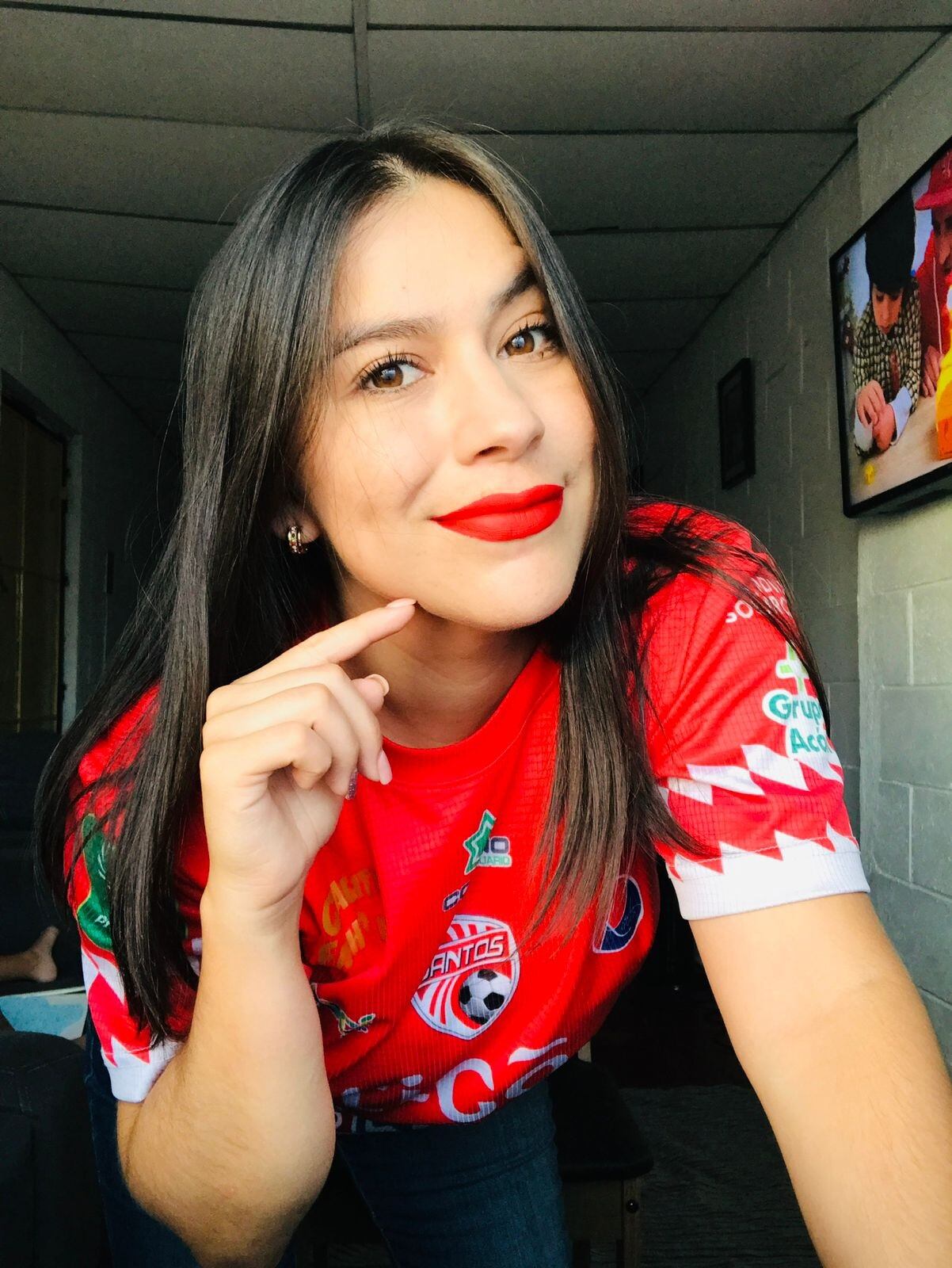 Yennifer está esperando que su amor le de la chema del Monstruo. Cortesía.