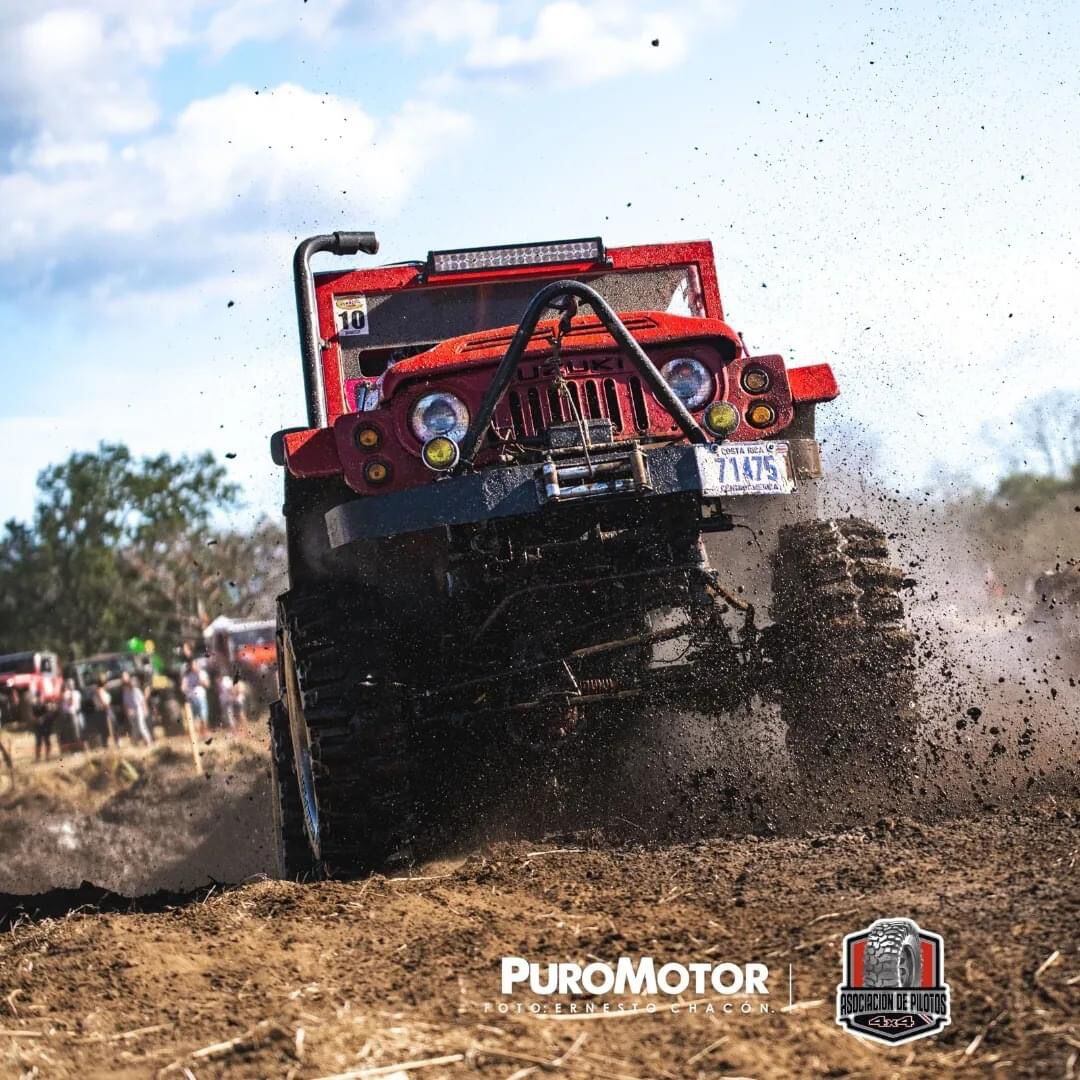 Don Gilbert Camacho y su hija Juliana Camacho la pasan de lo lindo en este Suzuki de 1977. Foto: Cortesía Juliana Camacho