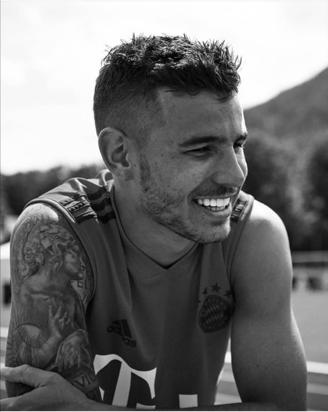 Francia, Italia y Suecia se mantienen entre los primeros lugares. En la foto el futbolista francés Lucas Hernández