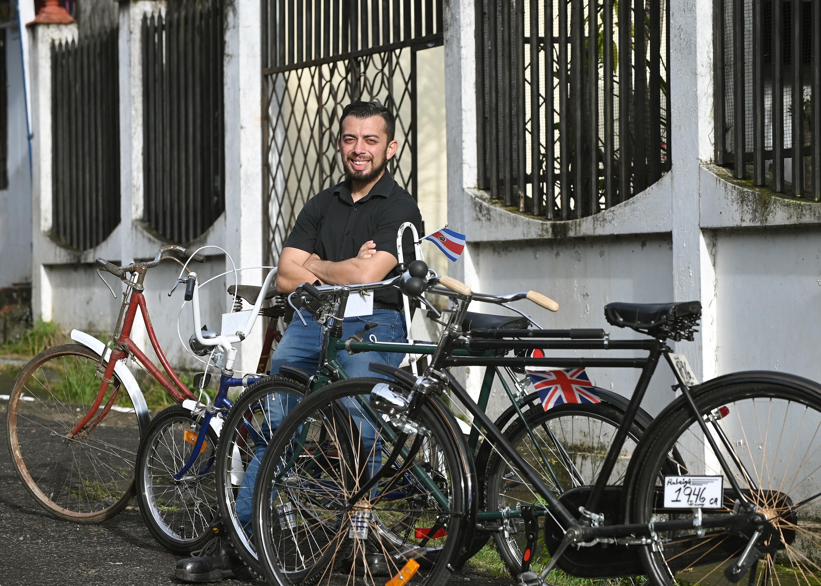 Ángel Mauricio Núñez Montenegro, coleccionista de bicicletas antiguas.