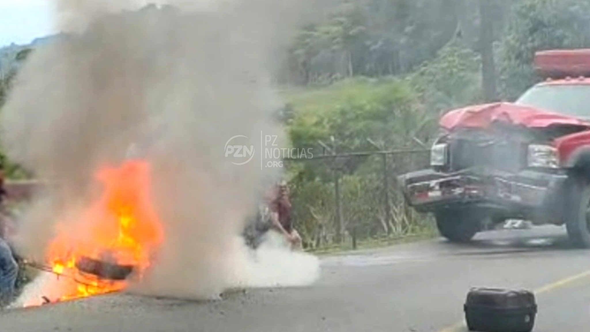 Fatal choque de moto y carro de doble tracción cobró la vida de un árbitro identificado de manera preliminar como Sebastián Garro y dejó a otro, Jeudy Rojas, en condición grave en Tinamaste de Pérez Zeledón. Foto: Tomada de PZ Noticias