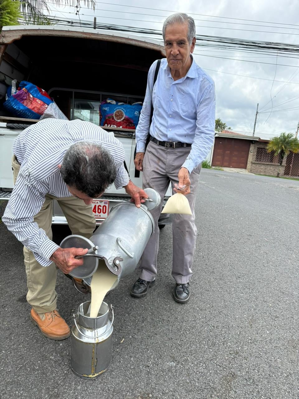 Don Eduardo Mora Quirós, el lechero casa por casa de 81 años que se niega a dejar morir el oficio de vender leche y natilla. En la foto don Eduardo alista el pedido de natilla que le hizo don Guillermo "Memo" Sequeira quien nos confirmó que tiene añales de comprarle.