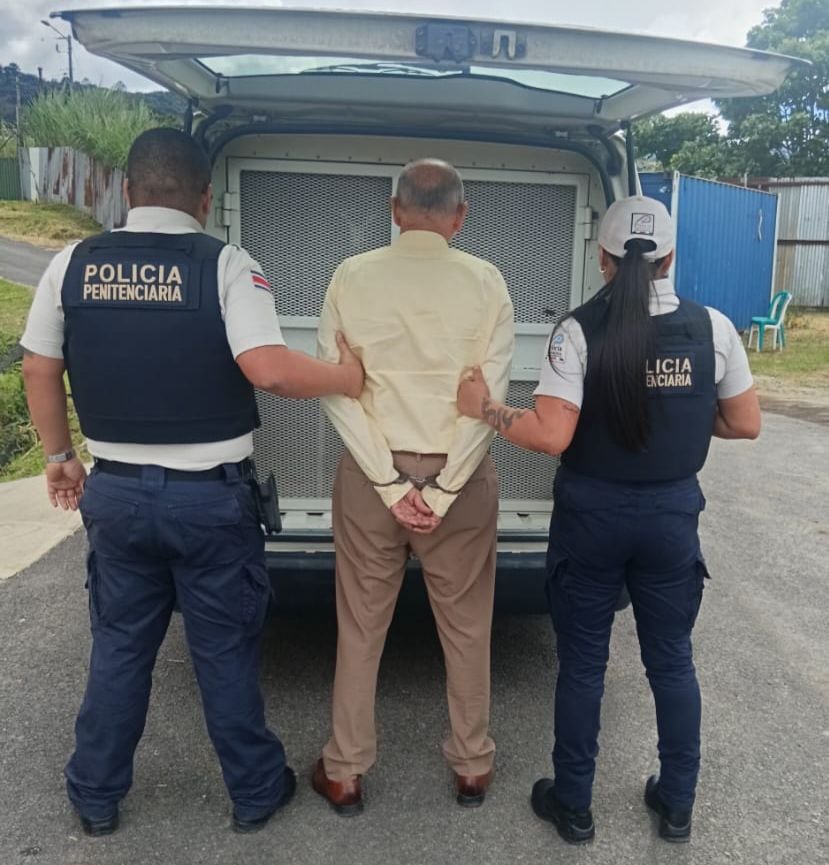 El abogado y exdiputado Leonel Villalobos fue detenido por intentar introducir en la cárcel de mujeres Vilma Curling.