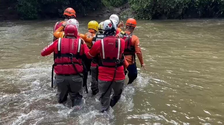 Los rescatistas tuvieron que cruzar un río para llegar hasta la embarazada.