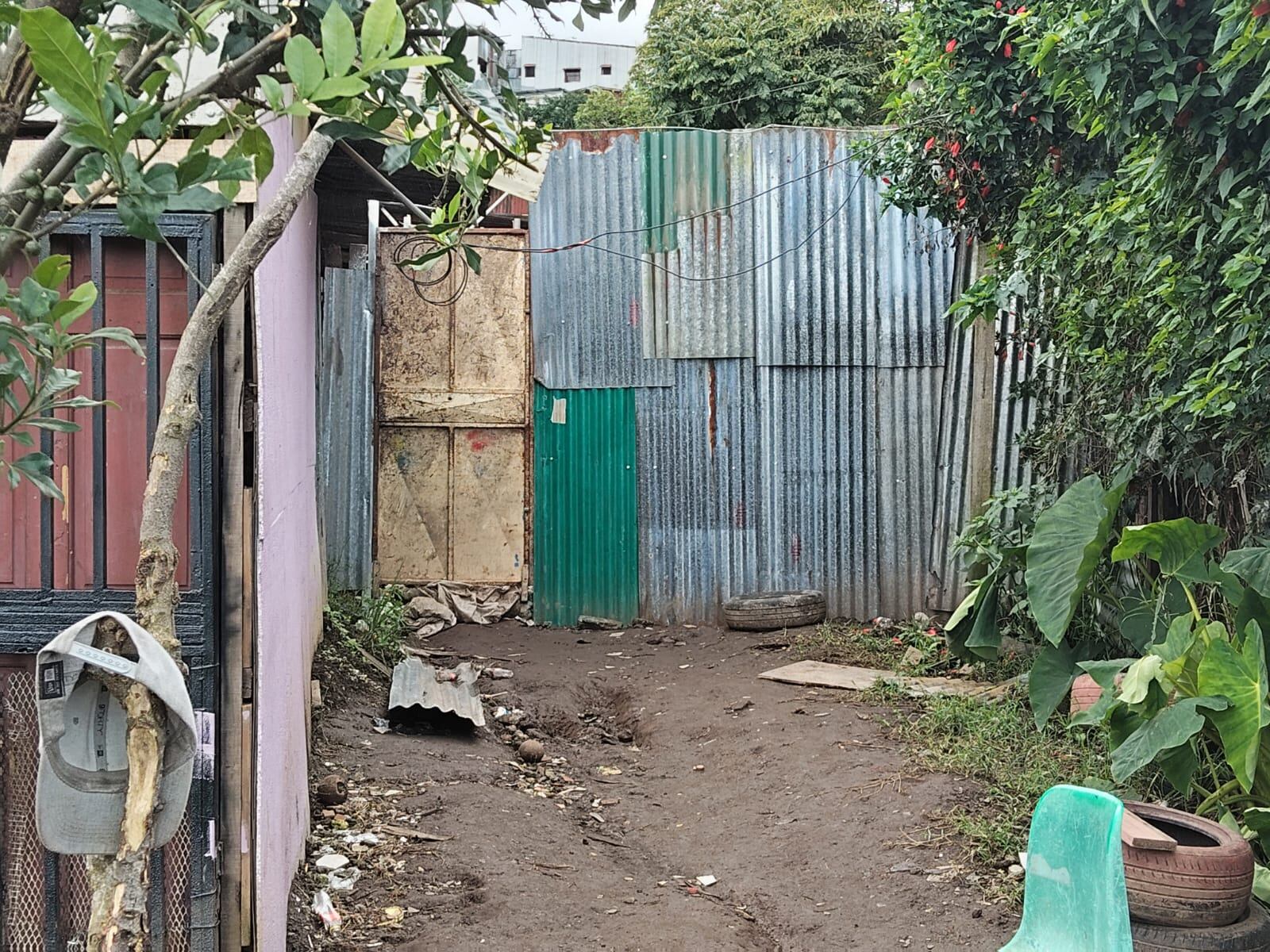 Los narcos decidían quién podía pasar por la servidumbre que cerraron.