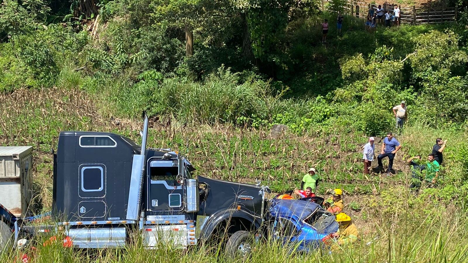 Un triple choque entre un tráiler y dos carros en Turrucares sobre la ruta 27 cobró la vida de una persona y dejó dos personas graves. Foto: Cortesía