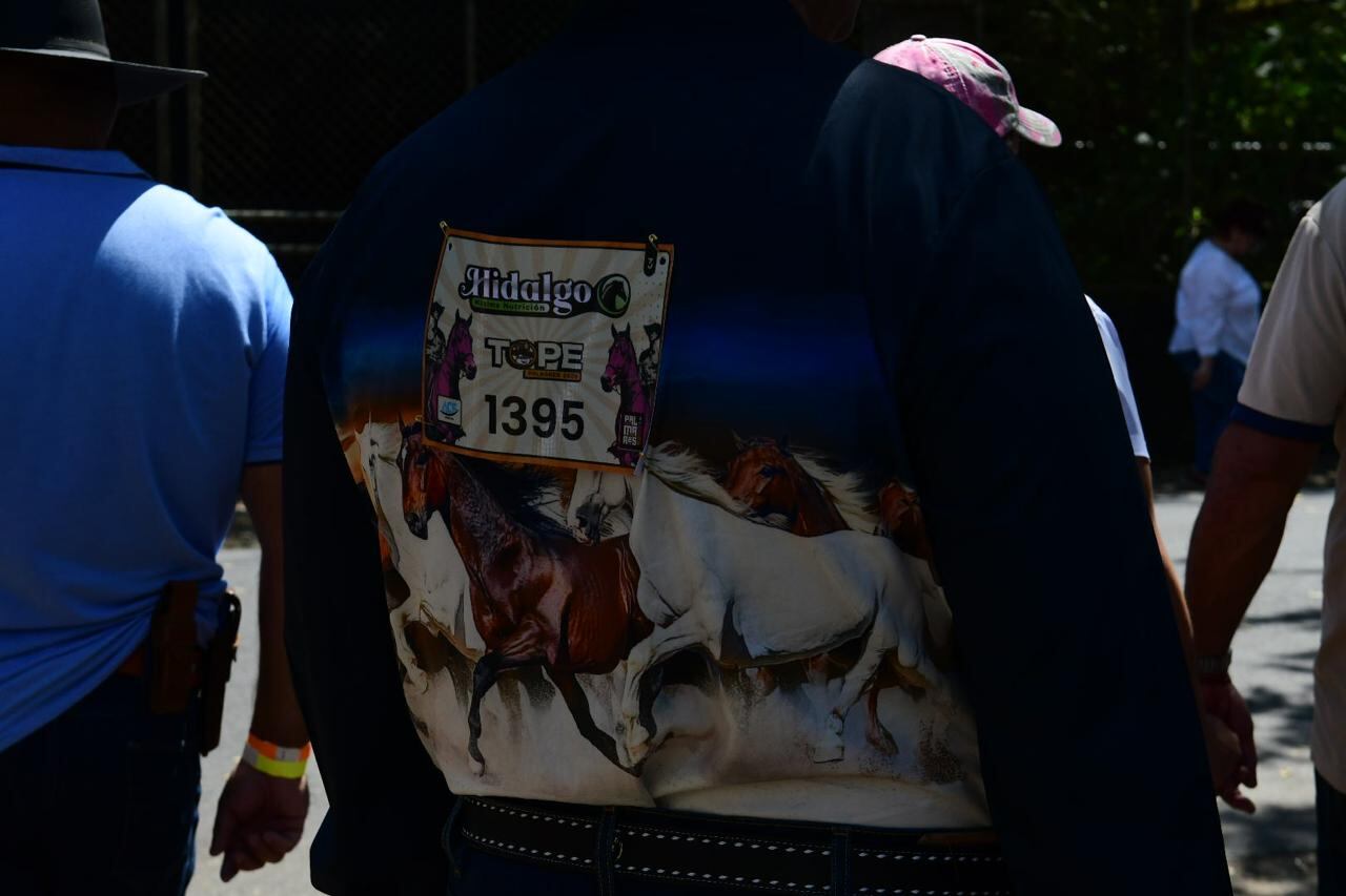 ॲक्शन दरम्यान दाखवण्यासाठी घोडेस्वार त्यांचे सर्वोत्तम पोशाख आणतात. छायाचित्रण: जॉर्ज नवारो.