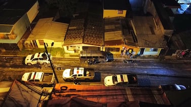 Dos adultos y un adolescente, sospechosos de matar a un hombre, quisieron huir por unos techos