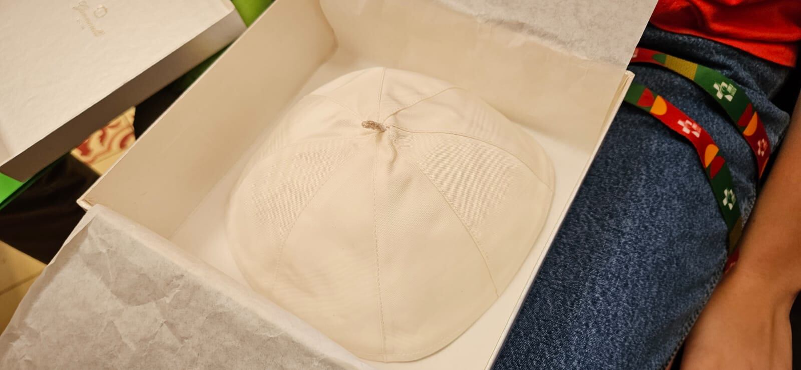 Un solideo que el papa Francisco usó servirá para darle de comer a los niños de Obras del Espíritu Santo