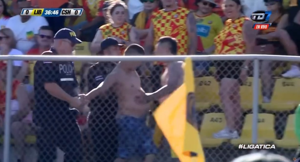 Un aficionado de Herediano habría intentado meterse a la cancha del estadio Edgardo Baltodano.