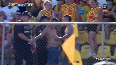 Aficionado de Herediano es detenido al intentar invadir la cancha en el estadio Edgardo Baltodano