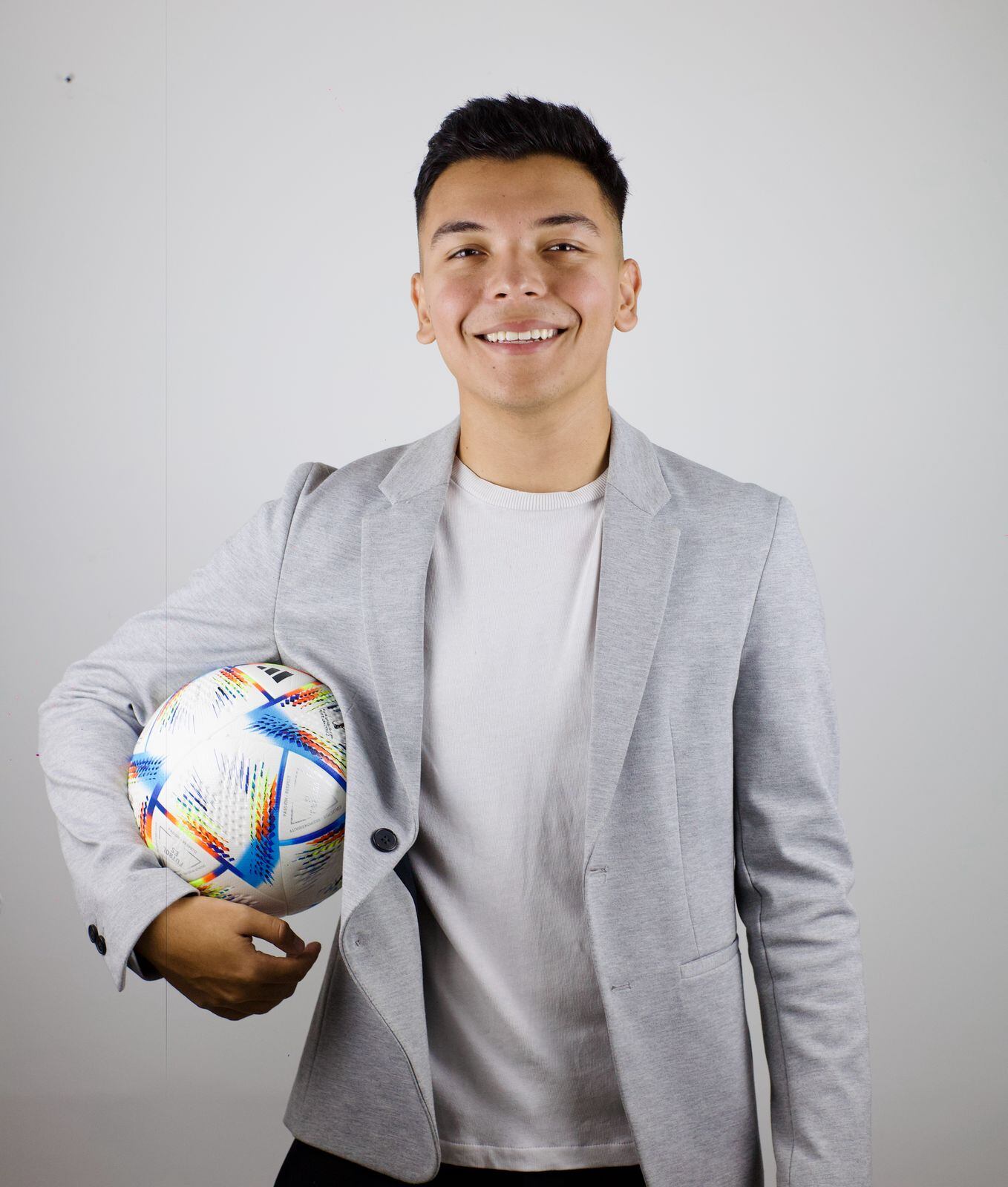 Kevin Jiménez, periodista de 25 años acumula más de 44.800 seguidores en X, 189.000 en Facebook y 72.000 en Instagram, consolidando su influencia en redes.