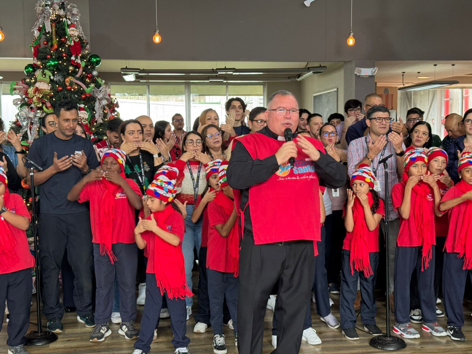 Este martes 3 de diciembre en Grupo Nación celebramos el inicio de la Navidad en medio de un ambiente de alegría, celebración, solidaridad, de la mano del coro de niños de Obras del Espíritu Santo y el amor que siempre le pone a todo lo que hace el padre Sergio Valverde