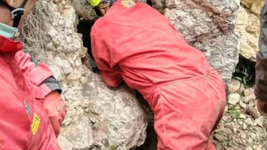 Rescatan con vida a hombre que pasó 26 horas atrapado en una cueva tras un derrumbe