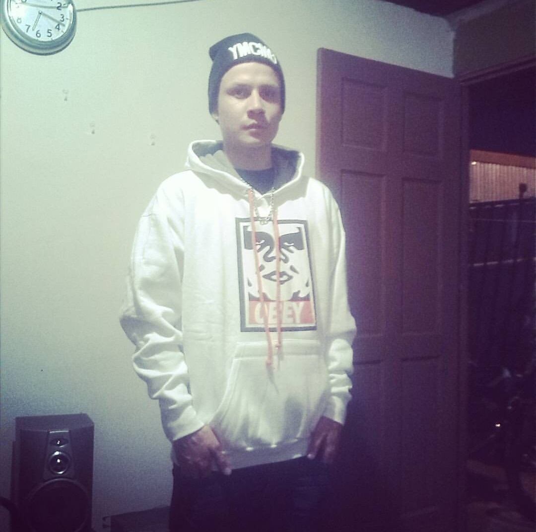 Kenneth Delgado Fernández recibió 11 balazos y vivió para contarla. Esta foto es especial, se la tomó 20 minutos antes de la balacera, es la sueta blanca con la cual lo confundieron.