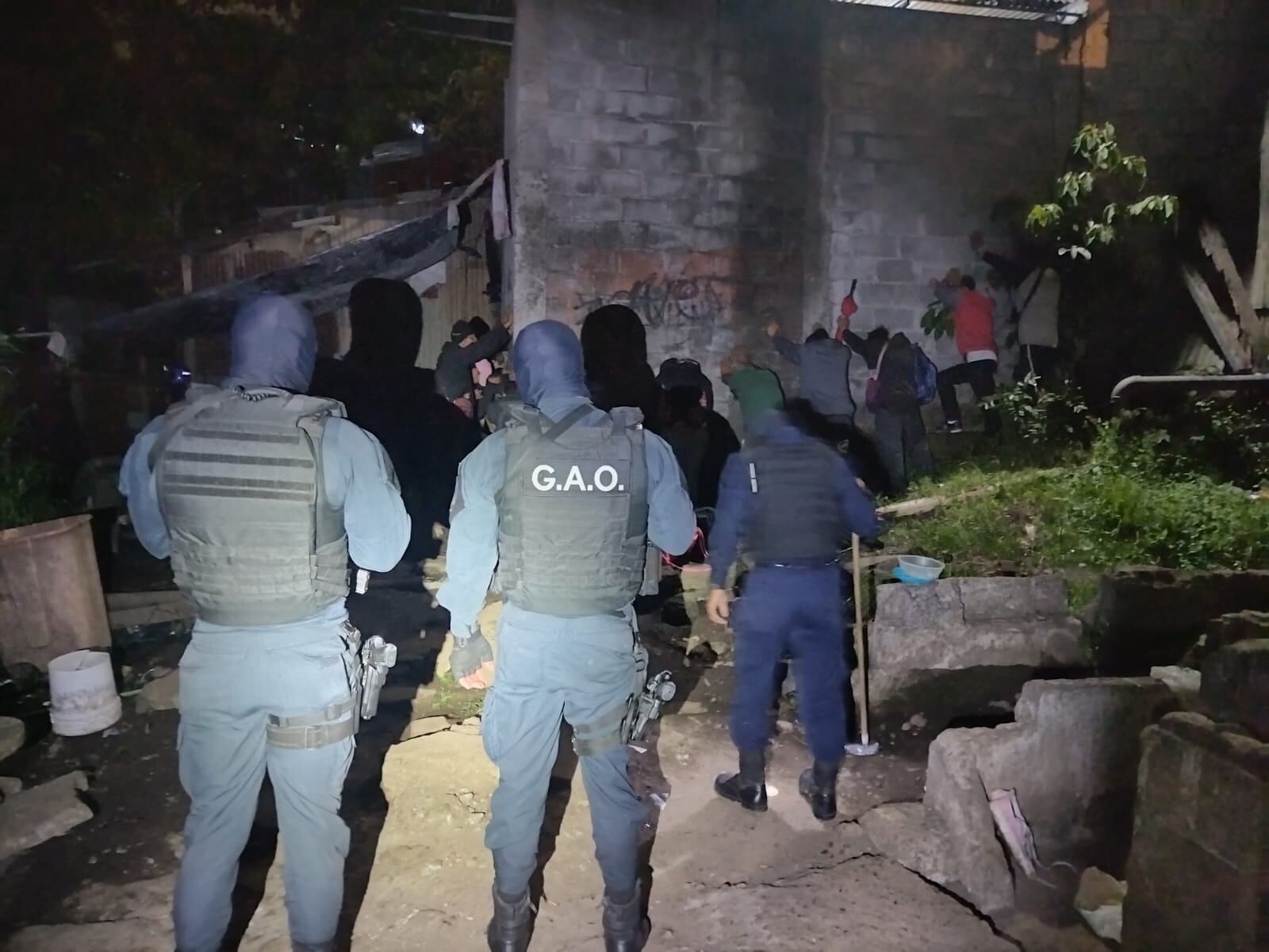 Dentro de las acciones del jueves, los agentes requisaron a hombres en vía pública, para decomisar drogas u armas.